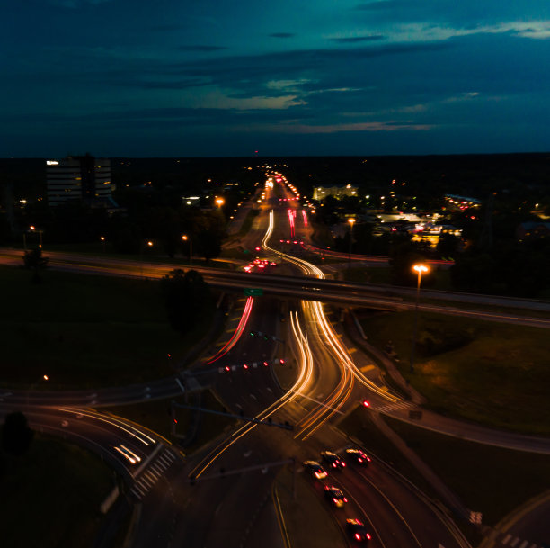 长时间曝光的无人机拍摄的八个形状的交通十字路口在肯塔基州的列克星敦，远看市中心。图片下载