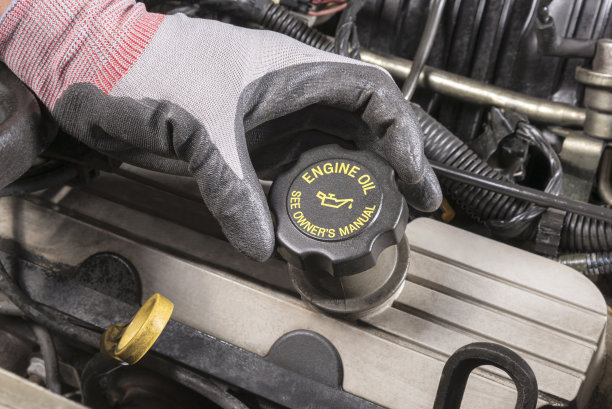 给汽车换油图片下载