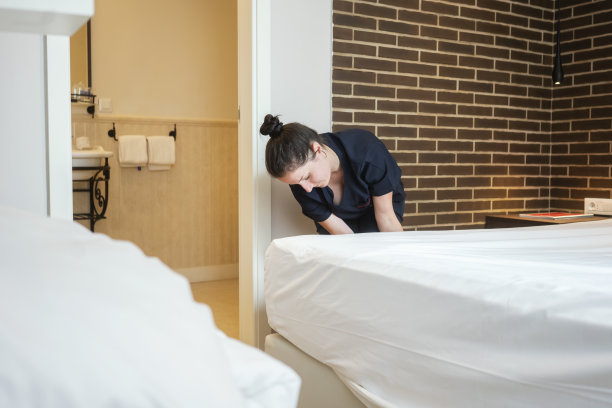 服务员整理床铺，为客人准备房间图片下载