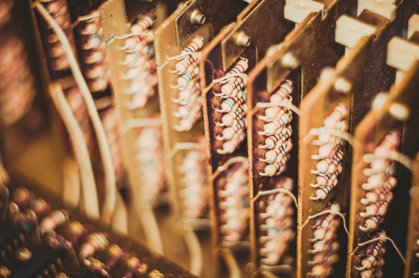 老式电子电路板与无线电部件和芯片，特写，微距照片图片下载