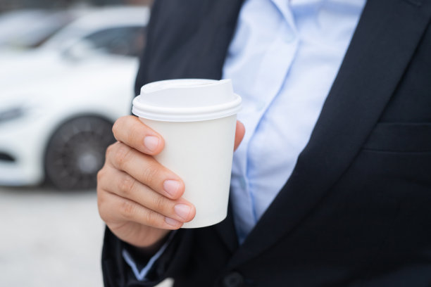 商人们每次离开办公室上班前都会喝热咖啡。图片下载