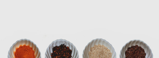 白色杯子里的香料和谷物在孤立的白色背景上。图片下载