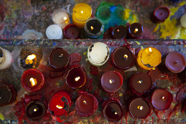 几支蜡烛堆成不同的颜色图片下载