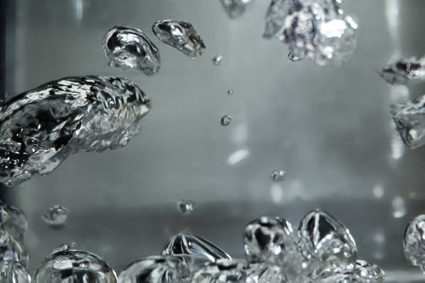 水银滴在水中。危险化学元素，科学经验。图片下载