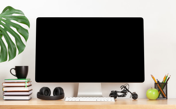 时尚的家庭工作室工作空间与电脑，用品和耳机图片下载