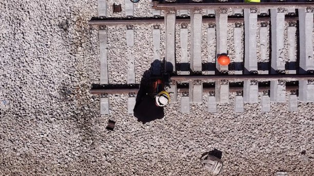 铁路工人修理破损的铁轨图片下载