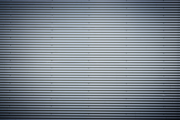 波纹金属板。新的和现代的银灰色背景图案与良好的vignetting。图片下载