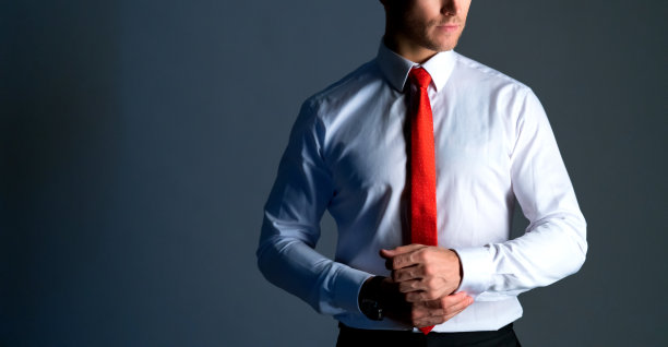 近距离聪明的白人商人与胡子白衬衫肖像半身深色背景拷贝空间图片下载