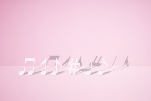 由剪纸制成的乐谱和音符。最小的概念艺术。图片下载