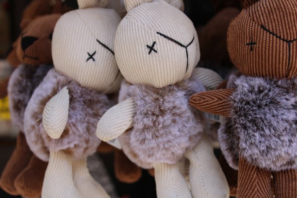 棉花娃娃是小女孩挂在家里的玩具图片下载