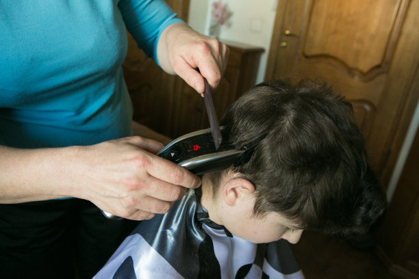 隔离期间在家理发图片下载