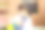 蹒跚学步的女孩假装扮演科学家角色在家上学图片下载
