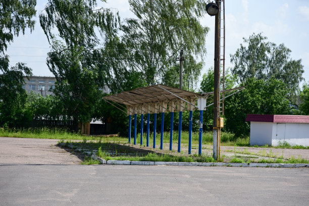 俄罗斯火车站的废弃公交车站图片下载