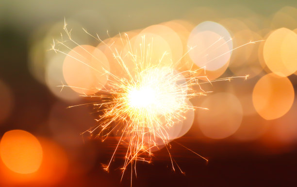 模糊的夜晚城市灯光照片与孟加拉火。抽象节日假日背景中的散景效果。图片下载