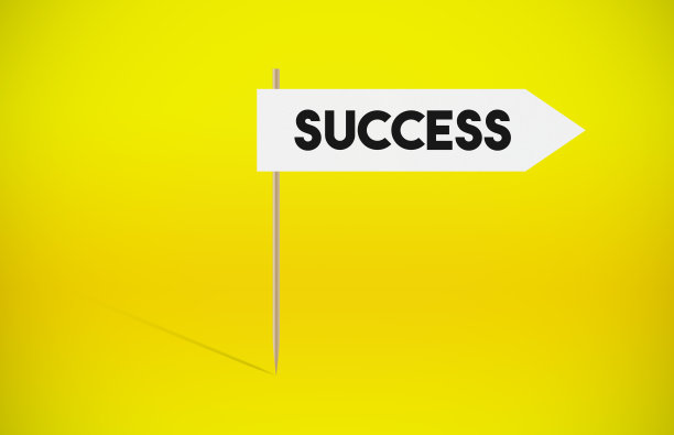 黄色背景上的成功箭头标志图片下载