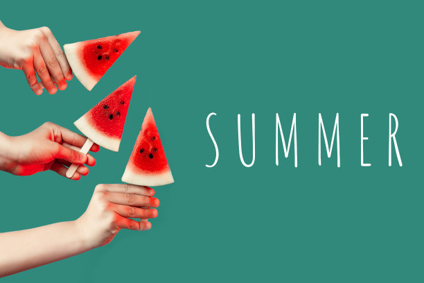 手伸出一根木棍上的西瓜片。在绿色的背景上。夏天的概念图片下载