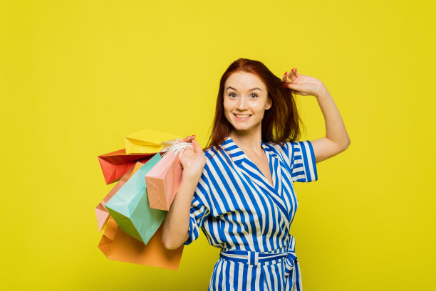 购物理念，折扣，黑色星期五。在夏天，她喜欢购物图片下载