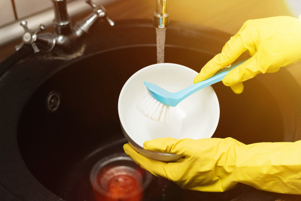 现代厨房快乐女人洗碗，做家务素材图片