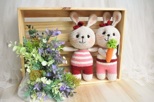 兔子钩针可爱的兔子手工制作的复古背景家庭装饰可爱的动物钩针羊毛毛绒玩具创意儿童礼物编织设计粉彩主题童年图片下载