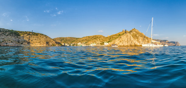 巴拉克拉瓦湾的游艇风景，热那亚城堡的废墟。巴拉克拉瓦，塞瓦斯托波尔，克里米亚，俄罗斯。鼓舞人心的全景景观。温暖的色调。航拍照片。本空间图片下载