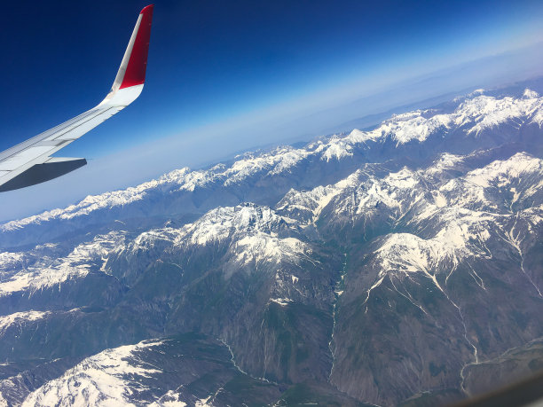 美丽的蓝山覆盖着冰从飞机窗口图片下载