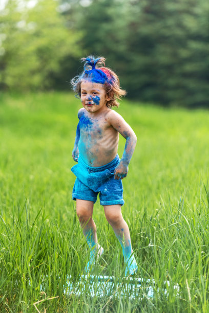 弟弟和妹妹在后院玩彩色粉末图片下载