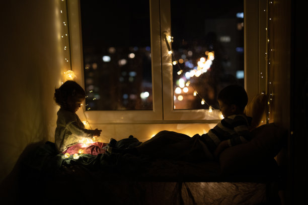 冠状病毒家庭隔离期间，兄妹俩一起在家玩图片下载