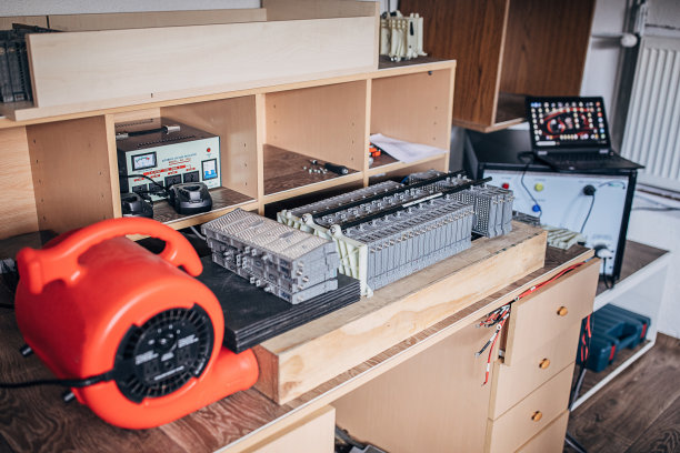 电动汽车电池在车间图片下载