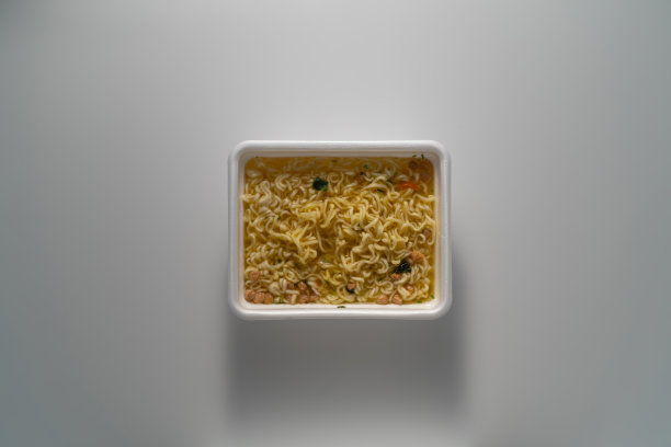 俯视图:在白色的桌子上准备好的方便面图片下载