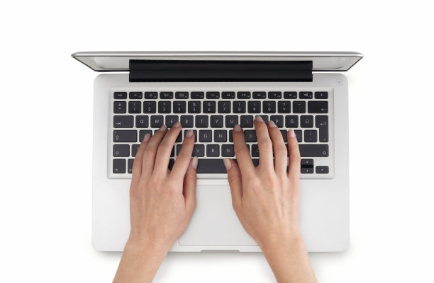 在白色背景下使用笔记本电脑图片下载