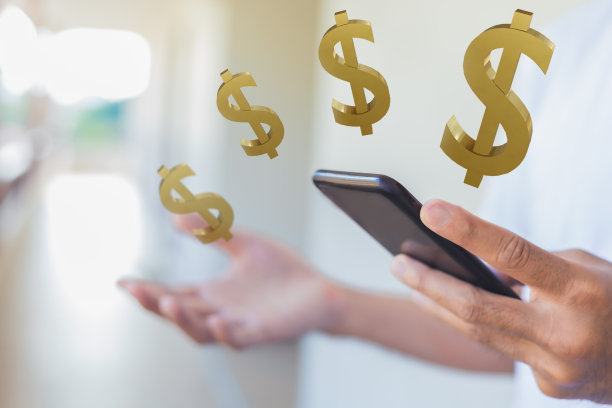 男子手持智能手机从应用程序工作。他从事金融、金融经济、证券交易所业务、网上商务和网上购物。在家工作概念混合3D渲染图片下载