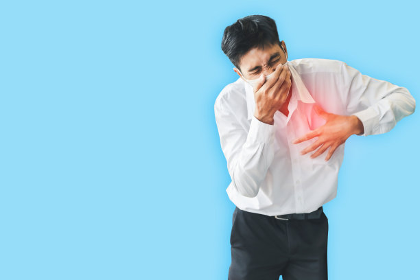 感染covid-19病毒或冠状病毒症状的工作人员应在隔离的背景下进行防护。图片下载