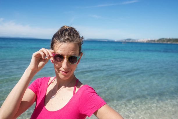 年轻女子对着镜头调情图片下载