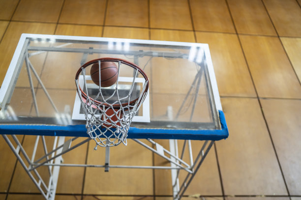 落在篮球圈里的球图片下载