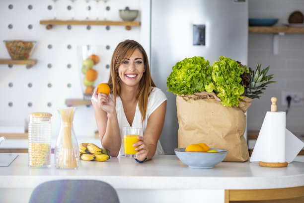 年轻女子享受新鲜橙汁图片下载