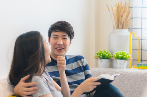 可爱迷人的年轻亚洲夫妇的男人和女人与幸福的微笑和阅读书籍在浪漫的时刻。温暖的婚姻和爱人的纽带和关系。夫妻相爱的照片概念图片下载