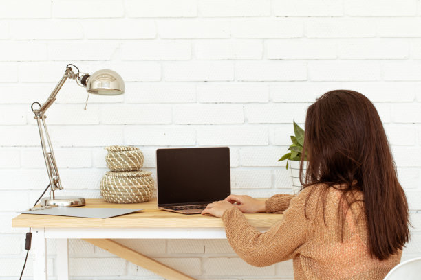 在家静物画，舒适的工作环境，带着笔记本电脑图片下载