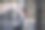 自信的年轻女商人站在城市里图片下载