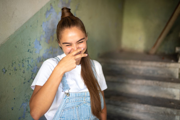 坐在破房子里微笑的女孩图片下载