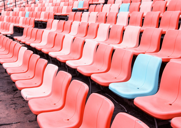 开放式体育馆的塑料环形座椅图片下载