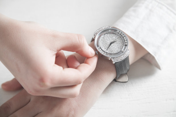 女商人正在修理他的手表。图片下载