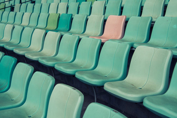 开放式体育馆的塑料环形座椅图片下载