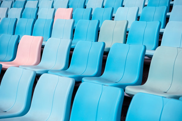 开放式体育馆的塑料环形座椅图片下载