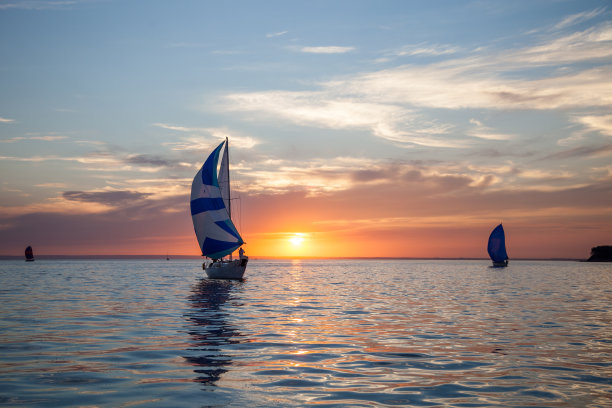 赛舟会结束后，游艇靠岸图片下载