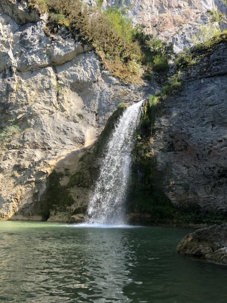湖和河的交汇处。图片下载