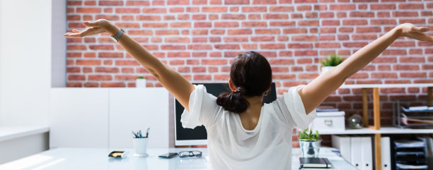 做伸展运动的女员工图片下载