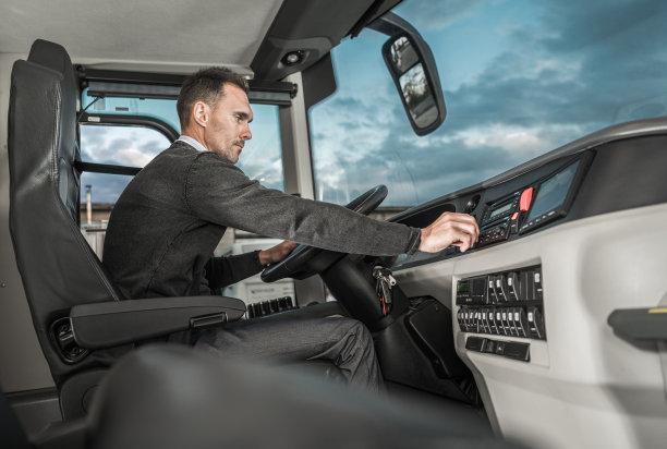 国际长途巴士司机准备另一次旅行图片下载