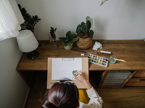 在公寓里画画的亚洲艺术家图片下载
