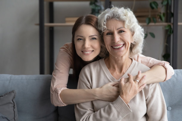 慈爱的成年女儿拥抱成熟的妈妈图片下载