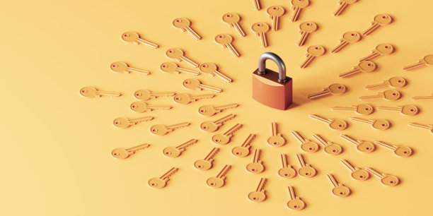 钥匙散落在挂锁上图片下载